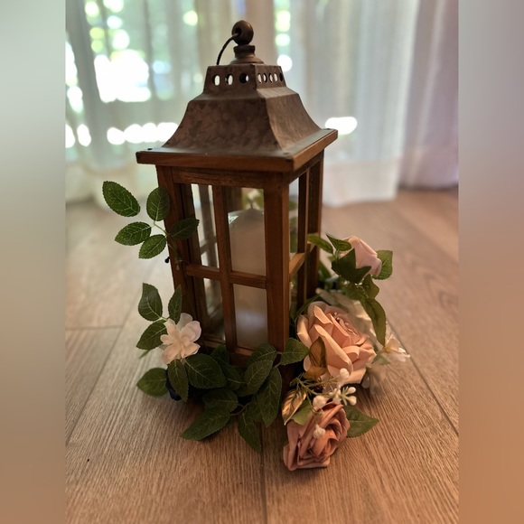 Lantern with Ling’s Moment Flowers - Picture 2 of 3